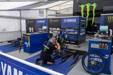 Trento, İtalya: 04 2024 MxGP Pietramurata Uluslararası Motokros Yamaha Canavar Takımı Kutusu. Yüksek kalite fotoğraf