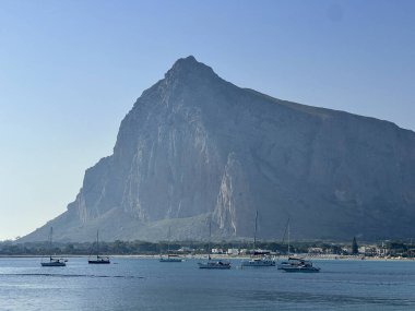 Monte Monaco, San Vito lo Capo Sicilya, güneşli bir günde uzaktan görüldü. Yüksek kalite fotoğraf
