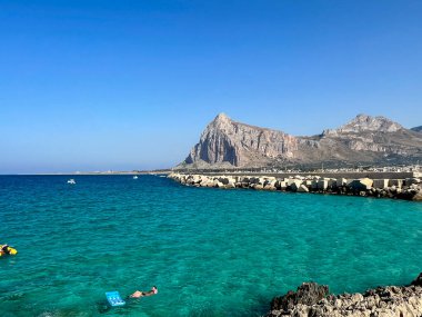 Monte Monaco, San Vito lo Capo Sicilya, güneşli bir günde uzaktan görüldü. Yüksek kalite fotoğraf