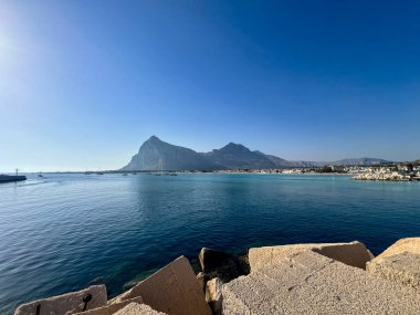 Monte Monaco, San Vito lo Capo Sicilya, güneşli bir günde uzaktan görüldü. Yüksek kalite fotoğraf