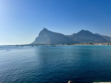Monte Monaco, San Vito lo Capo Sicilya, güneşli bir günde uzaktan görüldü. Yüksek kalite fotoğraf