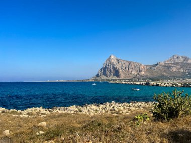 Monte Monaco, San Vito lo Capo Sicilya, güneşli bir günde uzaktan görüldü. Yüksek kalite fotoğraf
