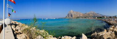 Monte Monaco, San Vito lo Capo Sicilya, güneşli bir günde uzaktan görüldü. Yüksek kalite fotoğraf
