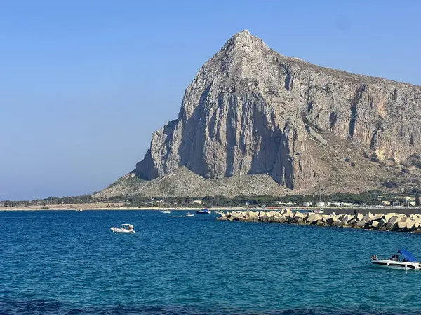 Monte Monaco, San Vito lo Capo Sicilya, güneşli bir günde uzaktan görüldü. Yüksek kalite fotoğraf