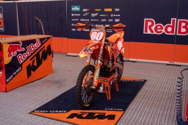 Trento, İtalya: 04 2024 MxGP Pietramurata Uluslararası Motokros Ktm RedBull MxGp kutusu. Yüksek kalite fotoğraf