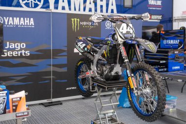 Trento, İtalya: 04 2024 MxGP Pietramurata Uluslararası Motokros Yamaha Canavar Takımı Kutusu. Yüksek kalite fotoğraf