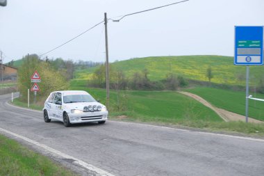 Reggio Emilia, İtalya: 06: 06 2019 Serbest Ralli B grubu Peugeot 106 rallisi ile. Yüksek kalite fotoğraf