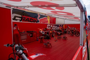 Trento, İtalya: 04 2024 MxGP Pietramurata Uluslararası Motokros MxGp GasGaz Takımı ücretsiz etkinliği. Yüksek kalite fotoğraf