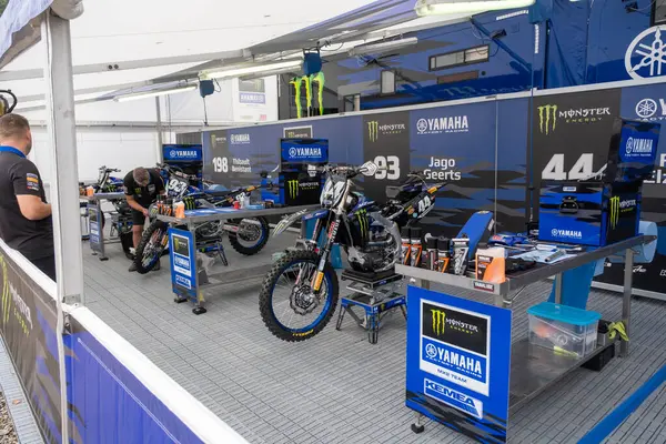 Trento, İtalya: 04 2024 MxGP Pietramurata Uluslararası Motokros Canavarı Yamaha MxGp Takımı. Yüksek kalite fotoğraf