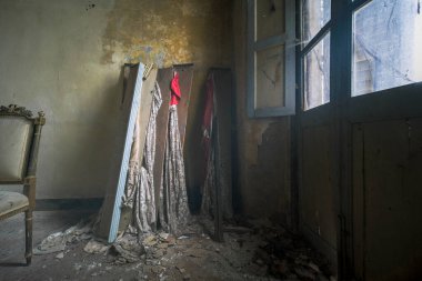 Bu özel odada tek bir sandalye ve ağaç gövdesi var. Eşsiz ve kırsal bir atmosfer yaratıyor.