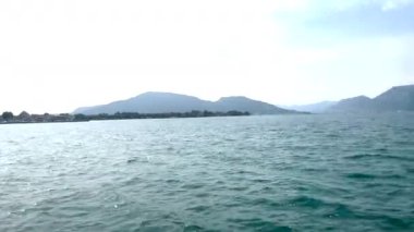 Iseo Gölü, göl manzarası ve adalar. Yüksek kalite fotoğraf