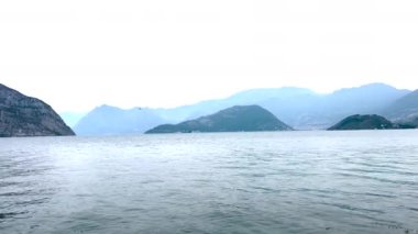 Iseo Gölü, göl manzarası ve adalar. Yüksek kalite fotoğraf