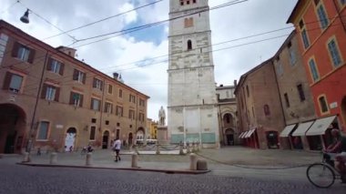 Modena, İtalya: 2024 06 06 Şehir merkezinde insanlar için normal bir gün. Yüksek kalite 4k görüntü