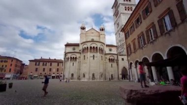 Modena, İtalya: 2024 06 06 Şehir merkezinde insanlar için normal bir gün. Yüksek kalite 4k görüntü