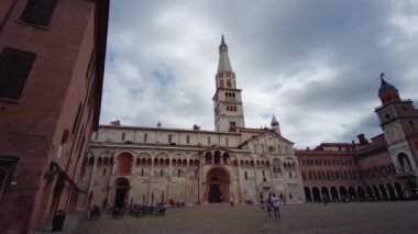 Modena, İtalya: 2024 06 06 Şehir merkezinde insanlar için normal bir gün. Yüksek kalite 4k görüntü