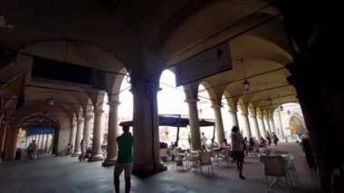 Modena, İtalya: 2024 06 06 Şehir merkezinde insanlar için normal bir gün. Yüksek kalite 4k görüntü