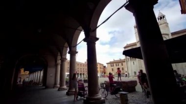 Modena, İtalya: 2024 06 06 Şehir merkezinde insanlar için normal bir gün. Yüksek kalite 4k görüntü