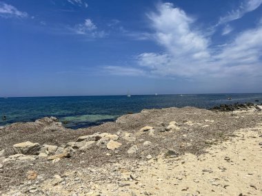 Güneşli bir günde San Vito lo Capo 'daki sahil ve deniz taşları. Yüksek kalite fotoğraf