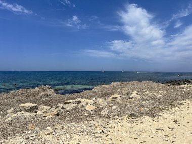Güneşli bir günde San Vito lo Capo 'daki sahil ve deniz taşları. Yüksek kalite fotoğraf