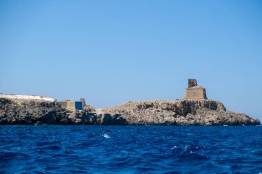 Güneşli bir günde San Vito lo Capo 'daki denizden Sciere kulesi. Yüksek kalite fotoğraf
