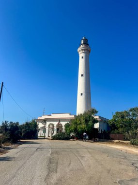San Vito Lo Capo deniz feneri yoldan görüldü. Yüksek kalite fotoğraf