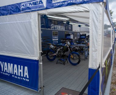 Trento, İtalya: 04 2024 MxGP Pietramurata Uluslararası Motokros Yamaha Canavar Kutusu. Yüksek kalite fotoğraf