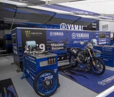 Trento, İtalya: 04 2024 MxGP Pietramurata Uluslararası Motokros Yamaha Canavar Takımı Kutusu. Yüksek kalite fotoğraf