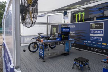 Trento, İtalya: 04 2024 MxGP Pietramurata Uluslararası Motokros Yamaha Canavar Takımı Kutusu. Yüksek kalite fotoğraf