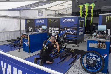 Trento, İtalya: 04 2024 MxGP Pietramurata Uluslararası Motokros Yamaha Canavar Takımı Kutusu. Yüksek kalite fotoğraf