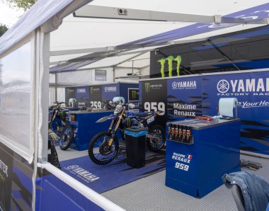 Trento, İtalya: 04 2024 MxGP Pietramurata Uluslararası Motokros Yamaha Canavar Takımı Kutusu. Yüksek kalite fotoğraf