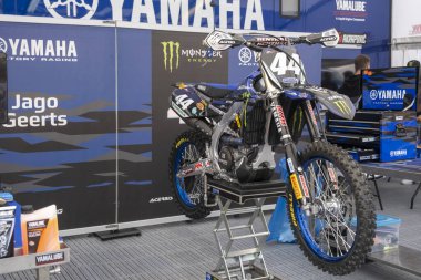 Trento, İtalya: 04 2024 MxGP Pietramurata Uluslararası Motokros Yamaha Canavar Takımı Kutusu. Yüksek kalite fotoğraf