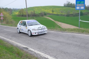 Reggio Emilia, İtalya: 06: 06 2019 Serbest Ralli B grubu Peugeot 106 rallisi ile. Yüksek kalite fotoğraf