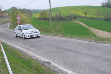 Reggio Emilia, İtalya: 06: 06 2019 Serbest Ralli B grubu Peugeot 106 rallisi ile. Yüksek kalite fotoğraf