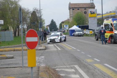 Reggio Emilia, İtalya: 06: 06 2019 Serbest Ralli B grubu araba Peugeot 'nun yardımıyla düzenlendi. Yüksek kalite fotoğraf