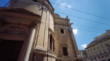 Güneşli bir günde Parma Duomo Meydanı ve Baptistery. Yüksek kalite 4k görüntü
