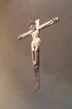 Üzerinde İsa 'nın heykeli bulunan güzel bir ahşap haç hem dini bir sembol hem de bir sanat eseri olarak hizmet veriyor.