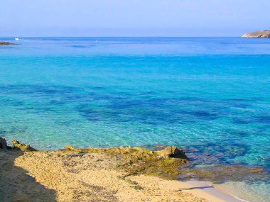 Ibiza adasında kayalık plajlı gizli bir koy. Yüksek kalite fotoğraf