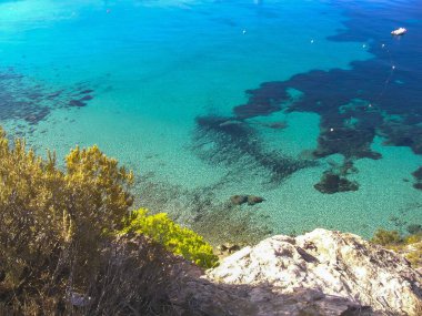 Ibiza adasında kayalık plajlı gizli bir koy. Yüksek kalite fotoğraf