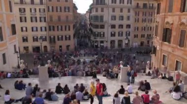 Roma, İtalya: 2018 05 Trinita dei Monti merdivenleri, Piazza di Spagna 'da turistlerle dolu. Yüksek kalite 4k görüntü