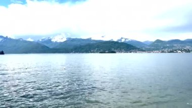 İtalya 'daki Maggiore Gölü' nün panoramik manzarası Stresa 'dan kalkan bir tekneden görülüyor. Yüksek kalite 4k görüntü