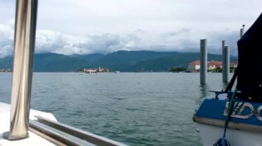 İtalya 'daki Maggiore Gölü' nün panoramik manzarası Stresa 'dan kalkan bir tekneden görülüyor. Yüksek kalite 4k görüntü