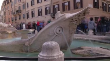 Roma 'daki Piazza di Spagna' daki Barcaccia çeşmesi. Yüksek kalite 4k görüntü