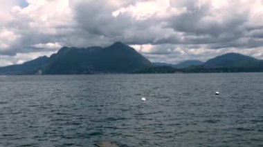 İtalya 'daki Maggiore Gölü manzarası Stresa' dan görülüyor. Yüksek kalite 4k görüntü