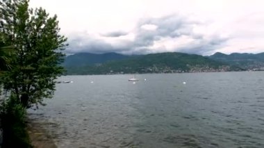 İtalya 'daki Maggiore Gölü manzarası Stresa' dan görülüyor. Yüksek kalite 4k görüntü