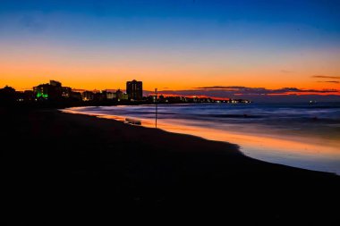 Rimini, Romagna Riviera, gün batımında güneş suyu yansıtırken. Yüksek kalite fotoğraf
