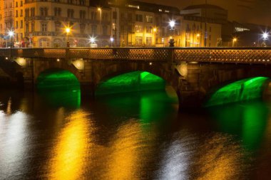 Dublin Köprüsü gece aydınlandı. Yüksek kalite fotoğraf