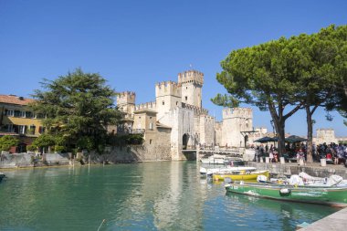 Güneşli bir günde Sirmione Şatosu panoramik. Yüksek kalite fotoğraf