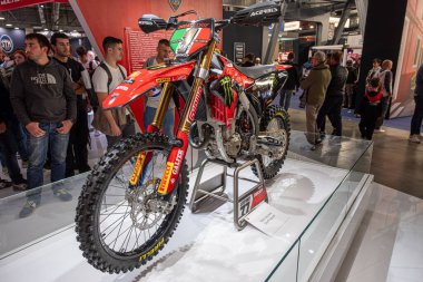 Milan, İtalya: 11 05: 2024 Eicma International bisiklet ve motosiklet şovu Ducati Desmo 450 Mx Detail Motocross Motorsiklet. Yüksek kalite fotoğraf