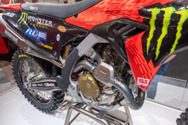 Milan, İtalya: 11 05: 2024 Eicma International bisiklet ve motosiklet şovu Ducati Desmo 450 Mx Detail Motocross Motorsiklet. Yüksek kalite fotoğraf