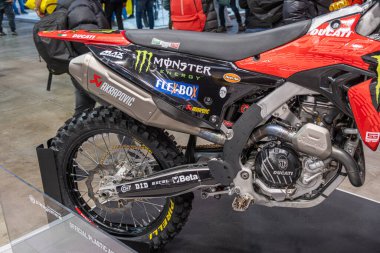 Milan, İtalya: 11 05: 2024 Eicma International bisiklet ve motosiklet şovu Ducati Desmo 450 Mx Detail Motocross Motorsiklet. Yüksek kalite fotoğraf